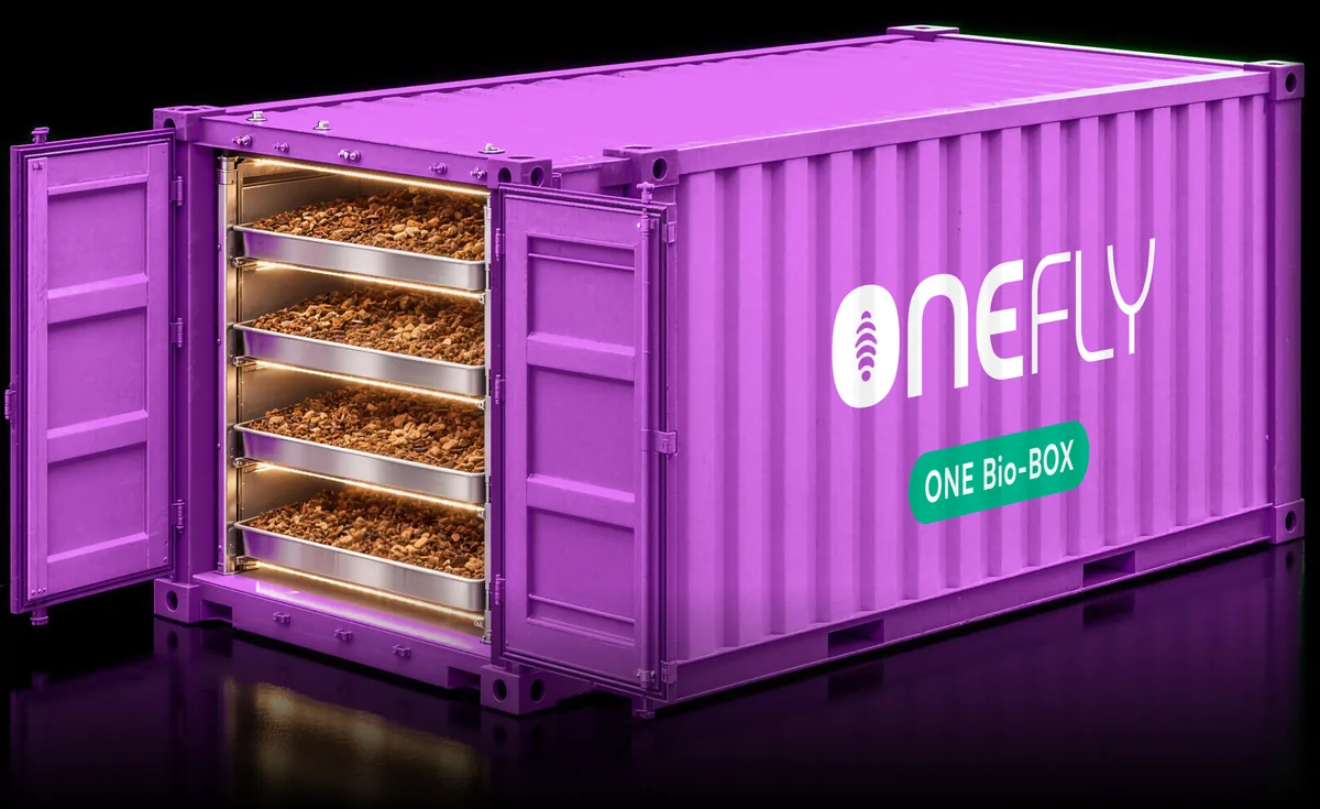 ONE Bio-BOX: contenedor OneFly lila con el logo oficial y bandejas de bioconversión iluminadas